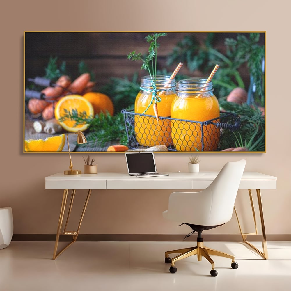 Tablou canvas cu tablou canvas cu suc de morcovi, in rama de aluminiu auriu, pe perete intr-un birou